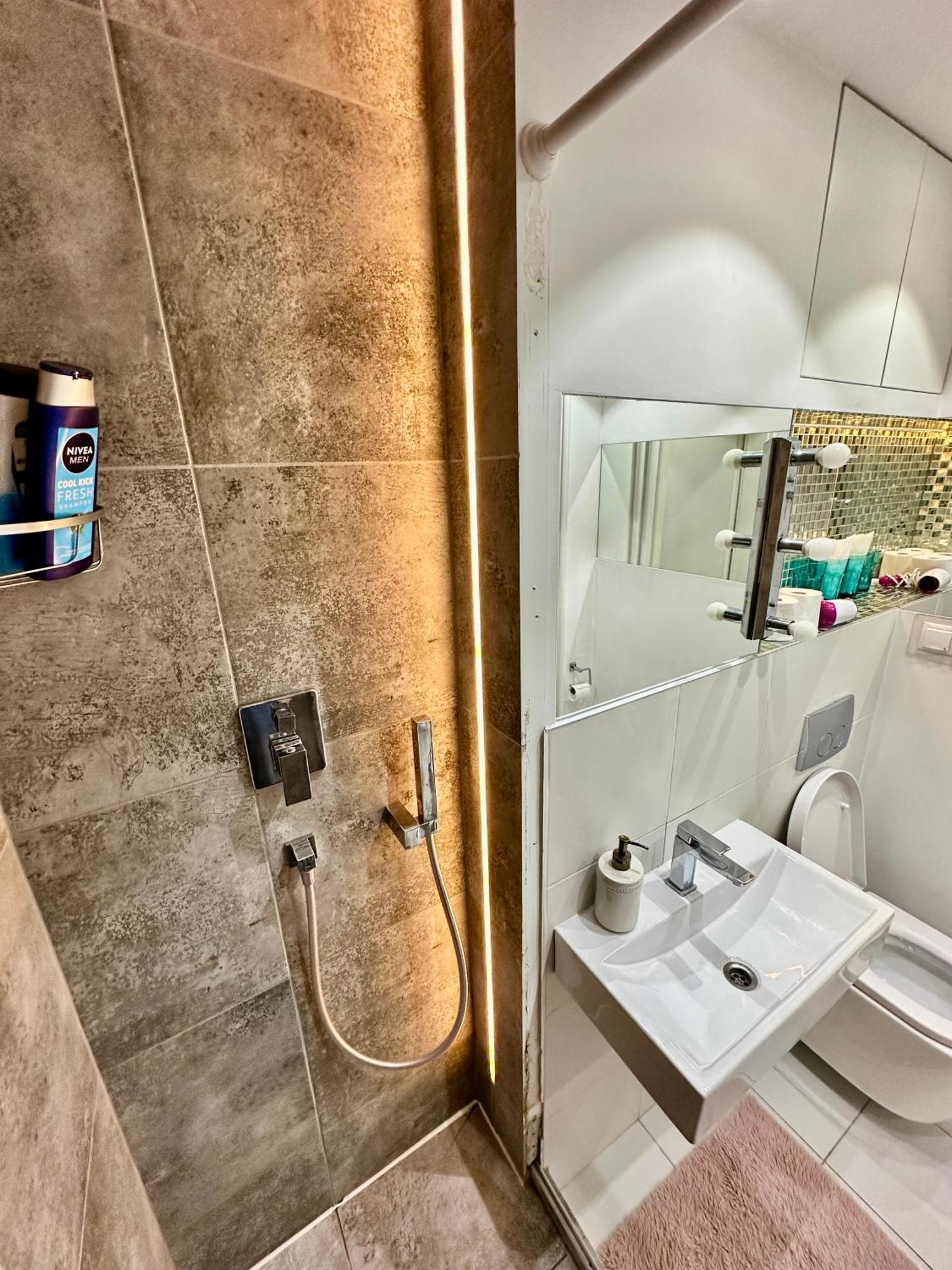 PALACE 2 WiFi 600 Mbs 55’TV Netflix HBO 2xMetro AppleTV Varsavia Esterno foto