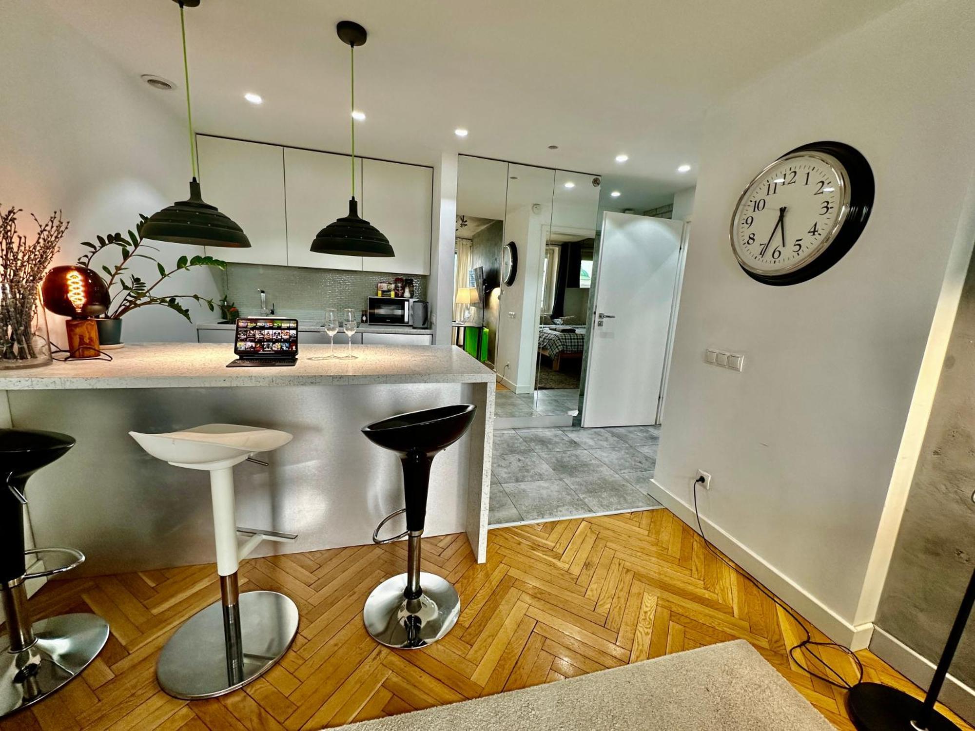 PALACE 2 WiFi 600 Mbs 55’TV Netflix HBO 2xMetro AppleTV Varsavia Esterno foto